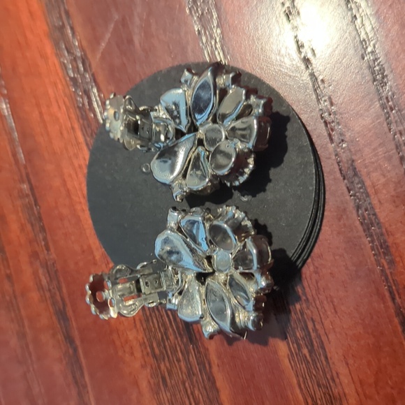 WEISS  Earrings Clip On Like New - Picture 8 of 8